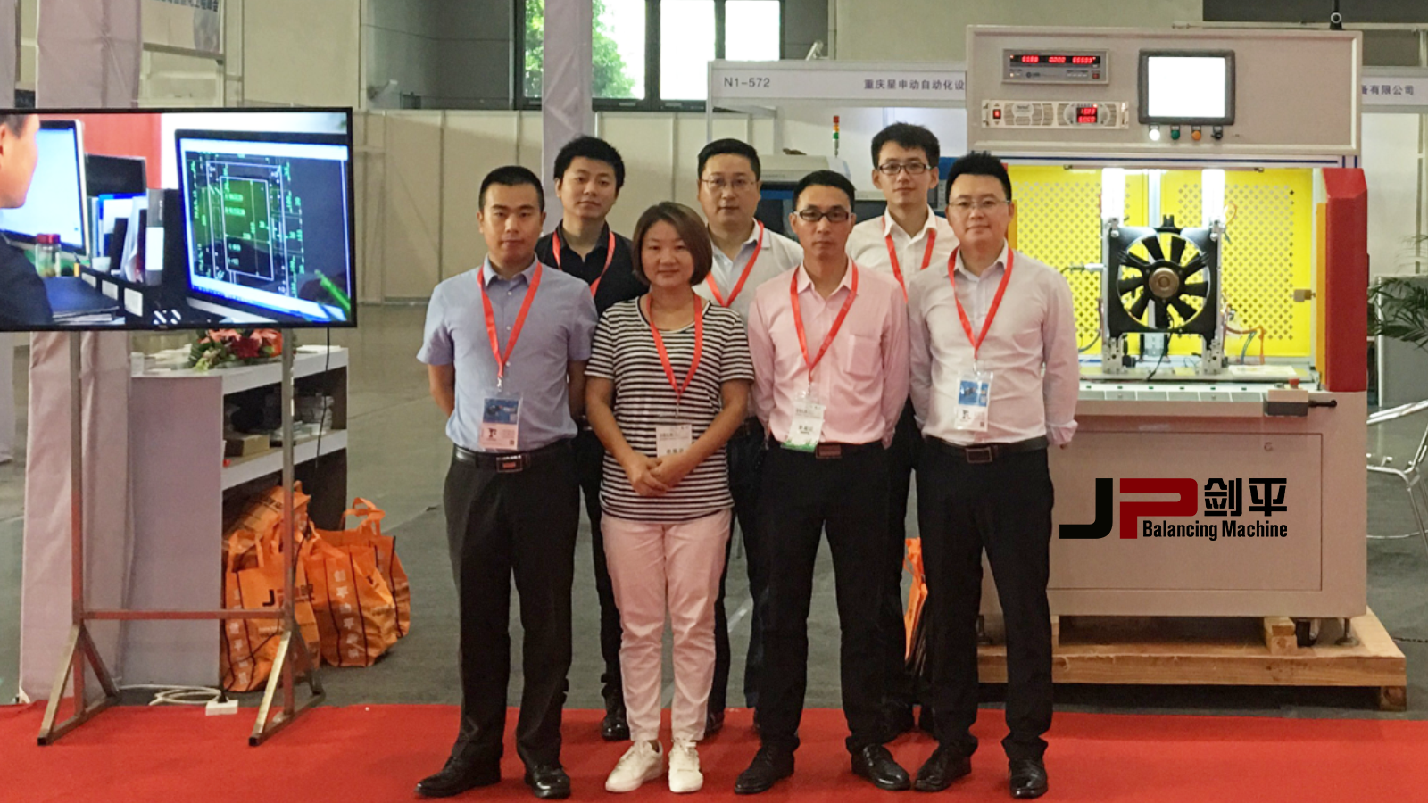 劍平重慶汽車(chē)展合影